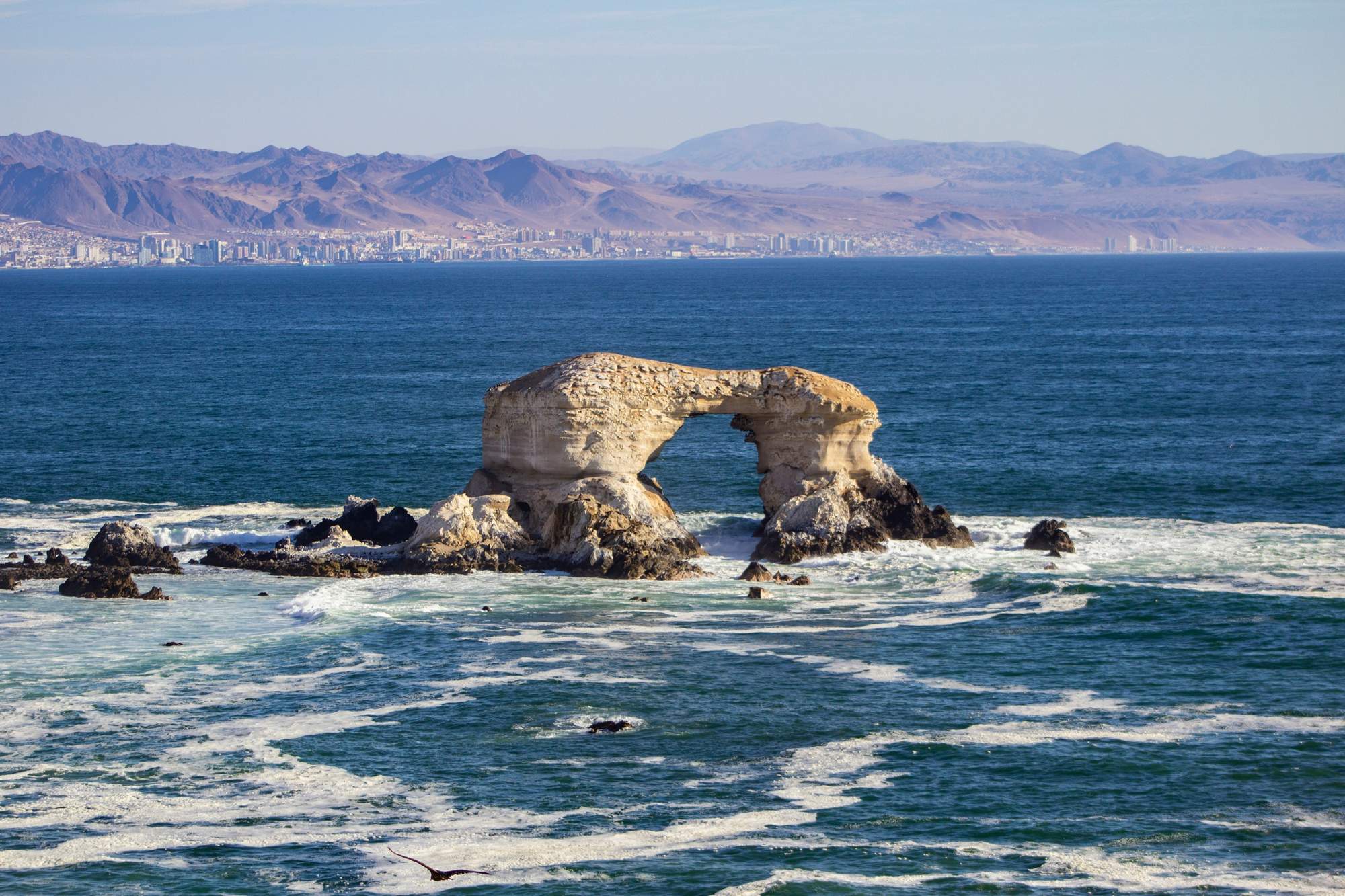 La Portada de Antofagasta, con la ciudad al fondo